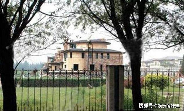 博鱼平台走进那英现实住的豪宅房子外观像城堡周边环境堪称城市绿洲(图2)